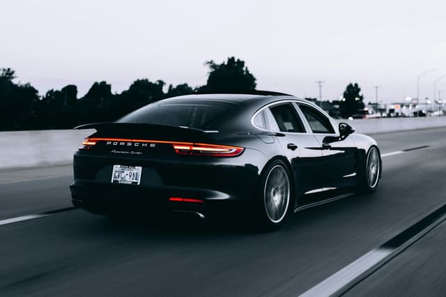 Démo — Coupé sportif noir à San-Pédro