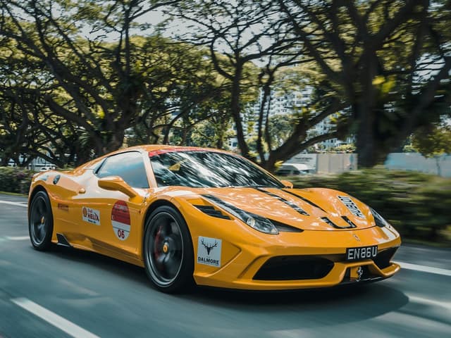Démo — Voiture sportive jaune à Ferkessédougou