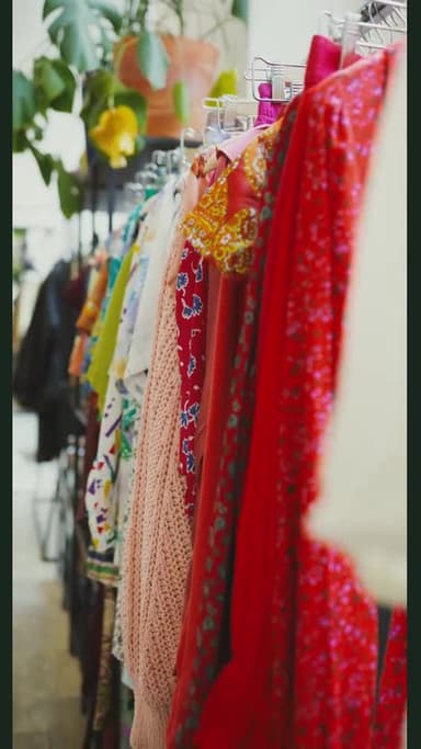 Démo vidéo — Vêtements sur portant à Duekoué